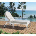 Karrige në plazh Sun Lounger në natyrë